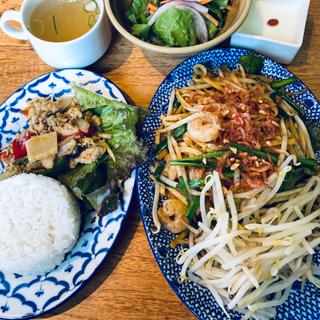 もちもちの生麺パッタイ＋ ミニガパオライスセット (新宿ランブータン)