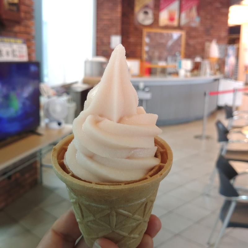 赤～いりんごソフトクリーム　ミニ(オープンカフェ プラム)