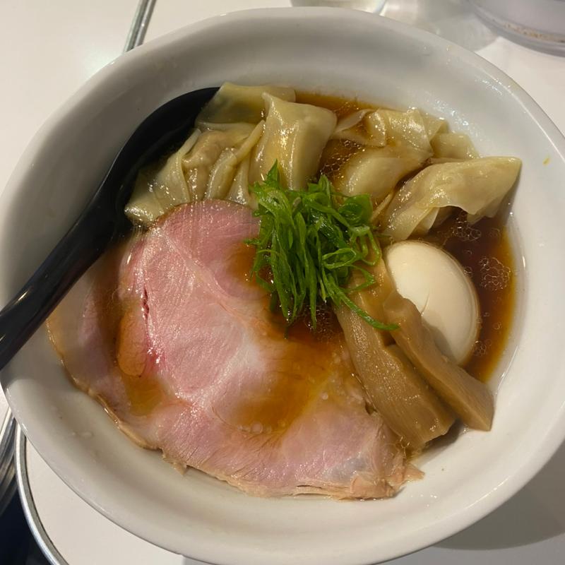 ワンタン醤油ラーメン(麺笑 MENSHOW)