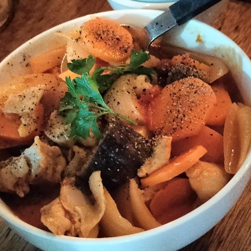 鶏肉と季節野菜のトマト煮込み(ソウ ヴァイオレット アンド クレア)