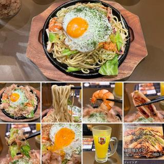 海鮮焼きそばに目玉焼きトッピング