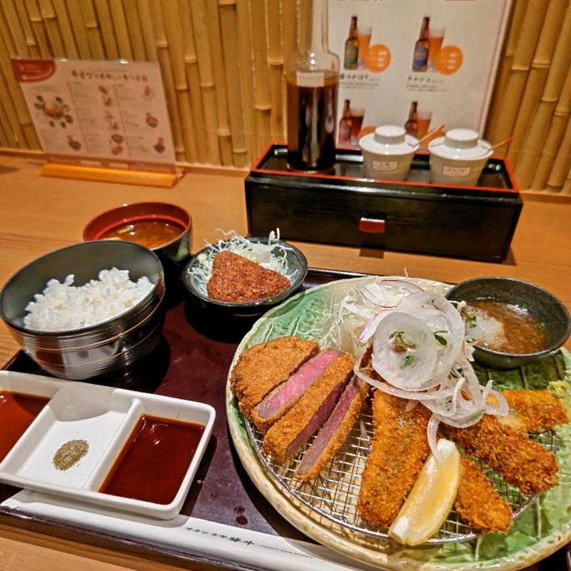 牛サーロインカツと秋刀魚カツ膳＋追い牛たれカツ(牛カツ京都勝牛 コレットマーレみなとみらい店)