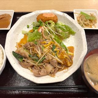 日替わり　牛肉と旬野菜の焼肉豚肉炒めとカニクリームコロッケ(絆 旬の肴と和み酒場)