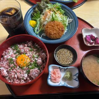 牛トロフレーク丼とクリームコロッケセット(多満利屋きらく)