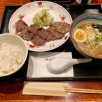 牛タン焼きとハーフラーメンセット