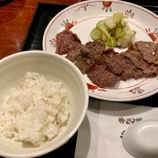 牛タン焼きとハーフラーメンセット