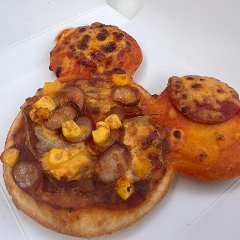 ミッキーピザ(チェダーチーズ＆ソーセージ)(ヒューイ・デューイ・ルーイのグッドタイムカフェ)