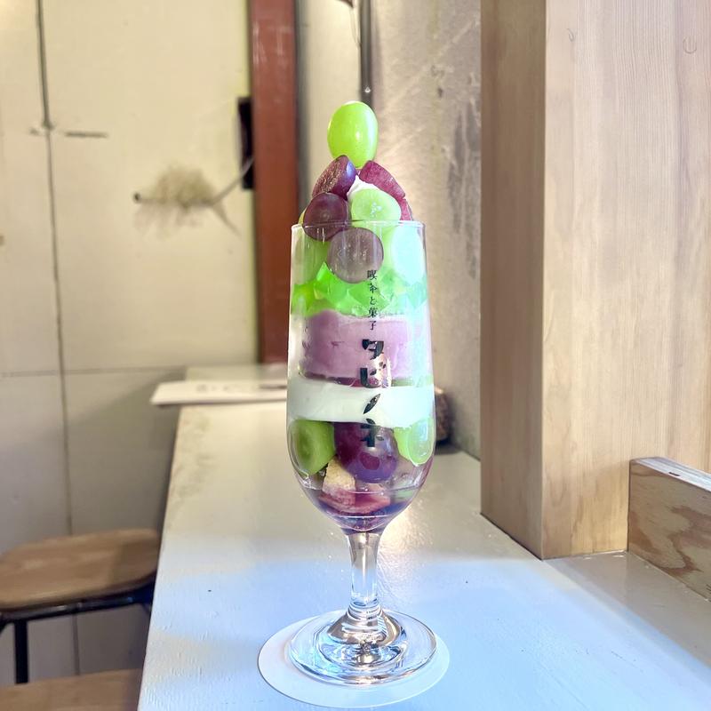 なかざきパフェ赤ブドウ＆シャインマスカット(喫茶と菓子タビノネ　中崎店)