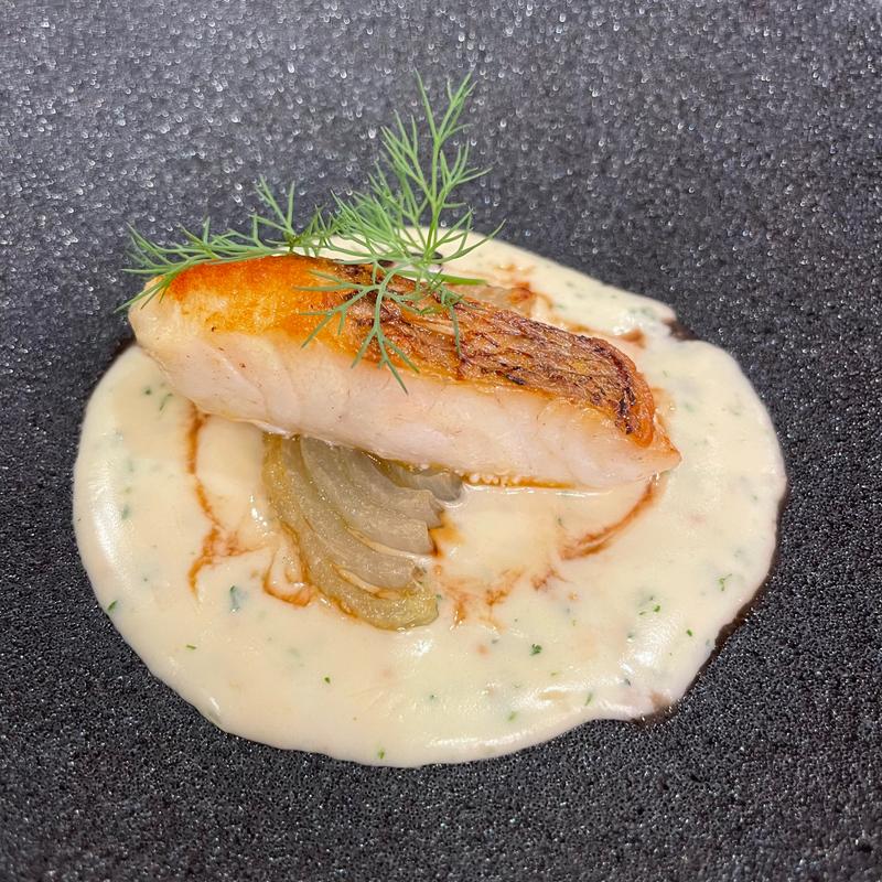 真鯛のポワレ ソースムータルド 有機玉ねぎのロースト(1000Mのおもてなし 八ヶ岳ホテル風か)