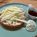 よつ葉のふんわりけずりバターパンケーキ てん菜糖蜜添え(よつ葉ミルクプレイス)