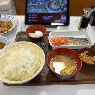 塩さばたまかけ朝食 牛皿　アイスコーヒーL(すき家 足立一ツ家店 )