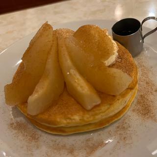 洋梨とキャラメルアイスのホットケーキ(はまの屋パーラー 日本橋本店)