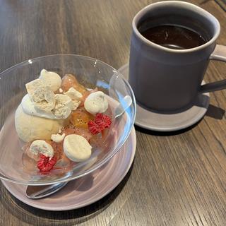 無花果のデザートとアメリカーノ(MOTO COFFEE 本町通店)