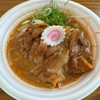 濃厚味噌「炎・炙」肉盛ラーメン(駒沢オリンピック公園)