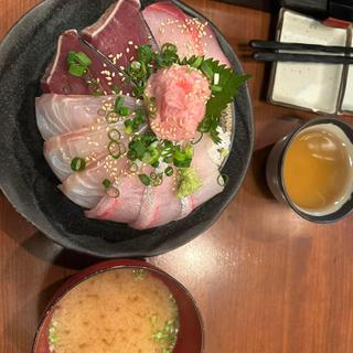 日替わり海鮮丼 波盛り(魚の旨い店 飯田橋本店 )