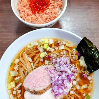 鴨出汁手揉み中華そば 鮭とイクラの🍚(煮干し中華そば 山形屋)