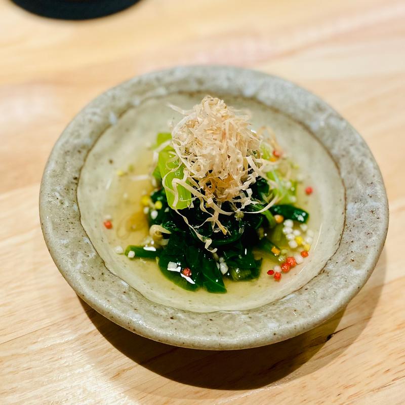 お通し　小松菜の煮浸し(焼鳥割烹しょうちゃん 吉祥寺別邸)