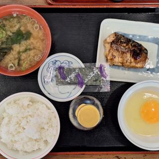 焼き魚の朝定食(街かど屋 三重大前)