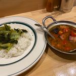 ベーコントマト小松菜カレー(CURRY RICE MUGEN)