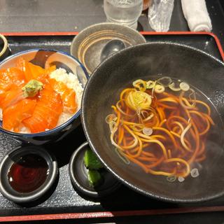 サーモン漬け丼とお蕎麦のセット(蕎麦切り くろ)