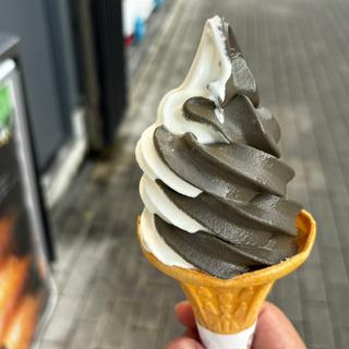 ブラック＆ホワイトソフトクリーム(嵐山パーキングエリア（上り）スナックコーナー)