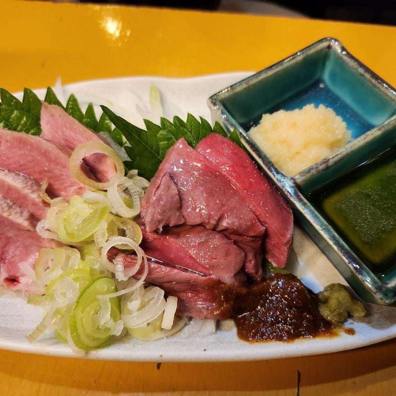 タン刺し、チレ刺し2点盛り(やきとん まるば)