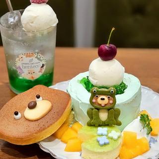 メロンソーダの池パンケーキ(henteco〜森の洋菓子店)