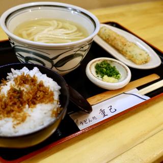 お昼のセット　おうどん(かけ or ぶっかけ or 生じょうゆ) + 鯛ちくわ天 + ごはん (卵かけ or じゃこ)(うどん処 重己)