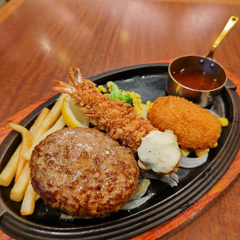 ハンバーグ&天然海老フライと紅ずわい蟹のクリームコロッケ(ロイヤルホスト馬車道店)