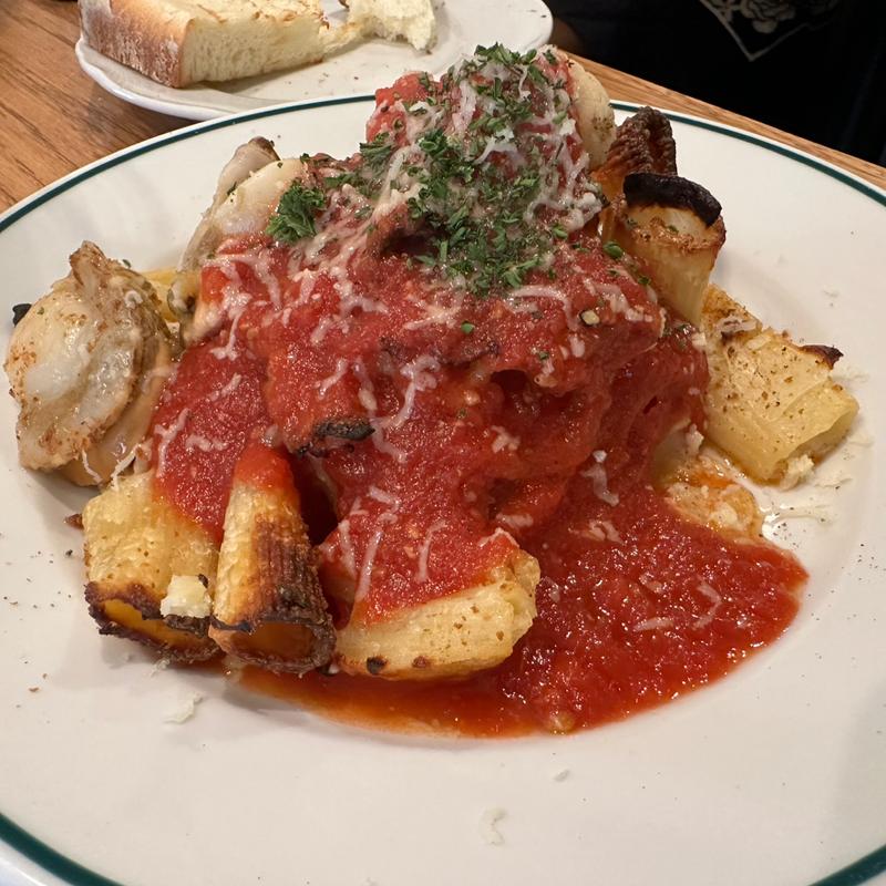 焼きリガトーニとホタテのソテー(oliver)