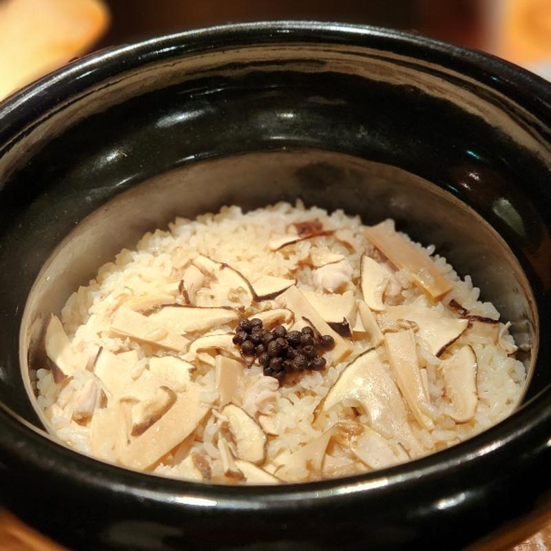 鶏と松茸の土鍋ご飯(永来権)