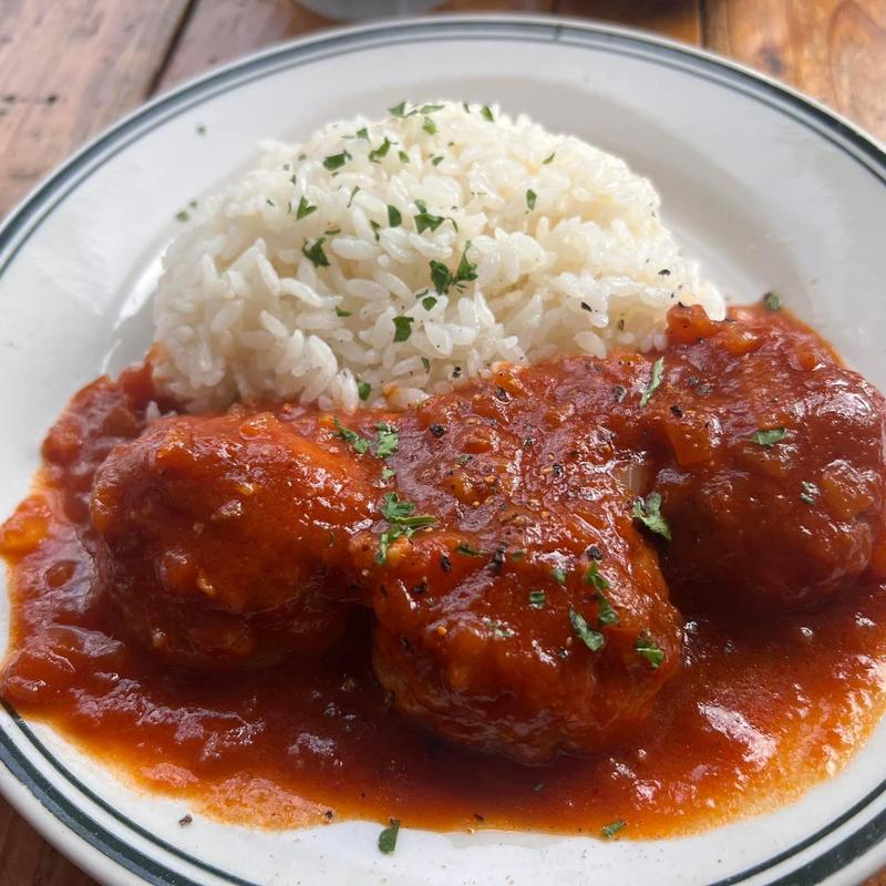 手ごねミートボールのトマト煮(PICO食堂 タコライスが人気)