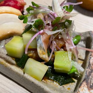 シメサバと季節野菜の辛子和え(呑喰屋 おもて)