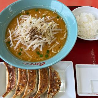 味噌ラーメン　餃子(くるまやラーメン 足立保木間店 )