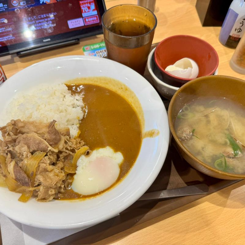 牛カレー＋温玉＋あさりの味噌汁(すき家 下羽生店)