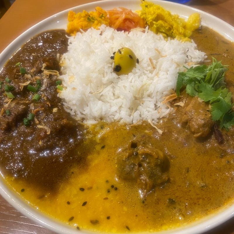 A（スープチキンカレー）＋B（ポークホルモンカレー）2種あいがけ(スパイスカレー KERAKU)