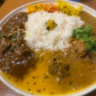 A（スープチキンカレー）＋B（ポークホルモンカレー）2種あいがけ(スパイスカレー KERAKU)