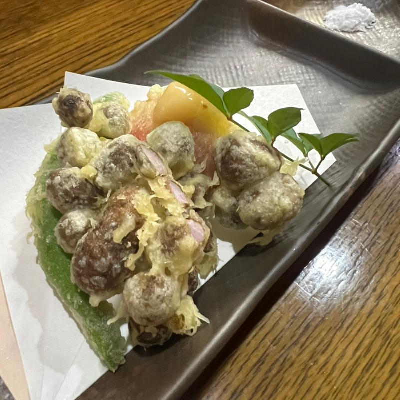 むかごとイチジクの天ぷら(よもぎ)