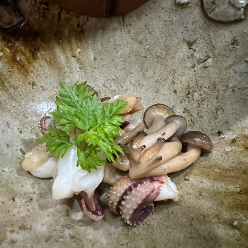 明石ダコとしめじのバター炒め(よもぎ)