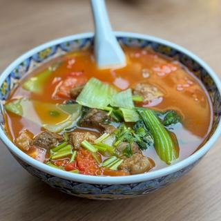 トマトと和牛バラ肉入り𰻞𰻞麺(美心酒家)