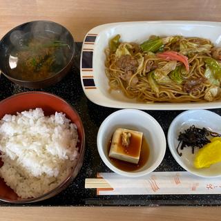 焼きそば定食(（有）水間ゴルフクラブ)