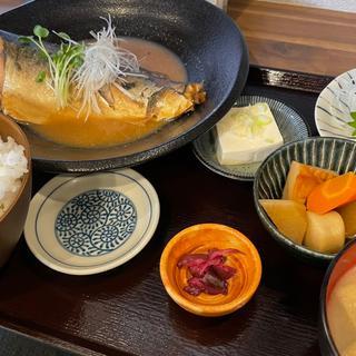 サバ味噌煮とお刺身3種盛り定食(三代目魚吉 ふじみ野食堂うおきち)