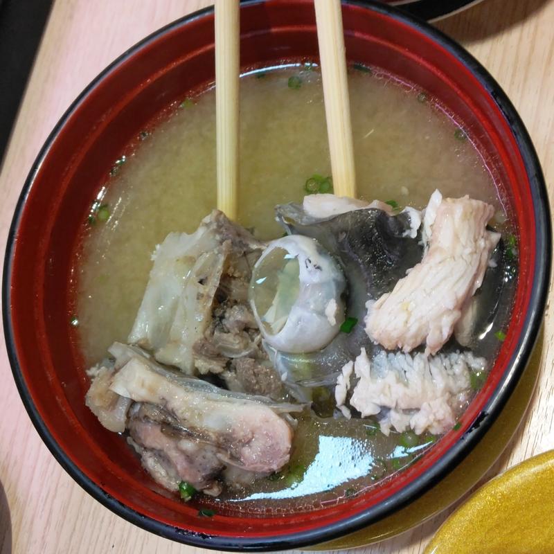 具だくさんなアラ汁(活鮨の虎)