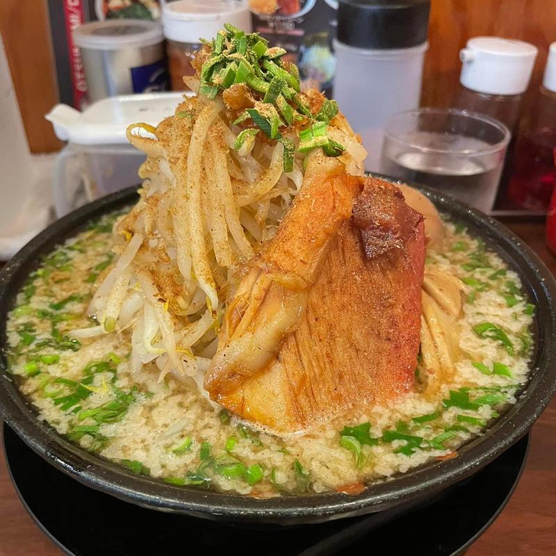 塩らぁめんニンニク背脂入り 味玉(らぁめん 一撃)