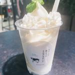 おこっぺ牛乳の白いパフェ(おこっぺミルクスタンド)