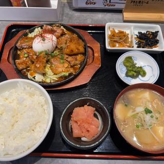 トンテキ定食：豚汁・明太子(酒と飯　たまる食堂)