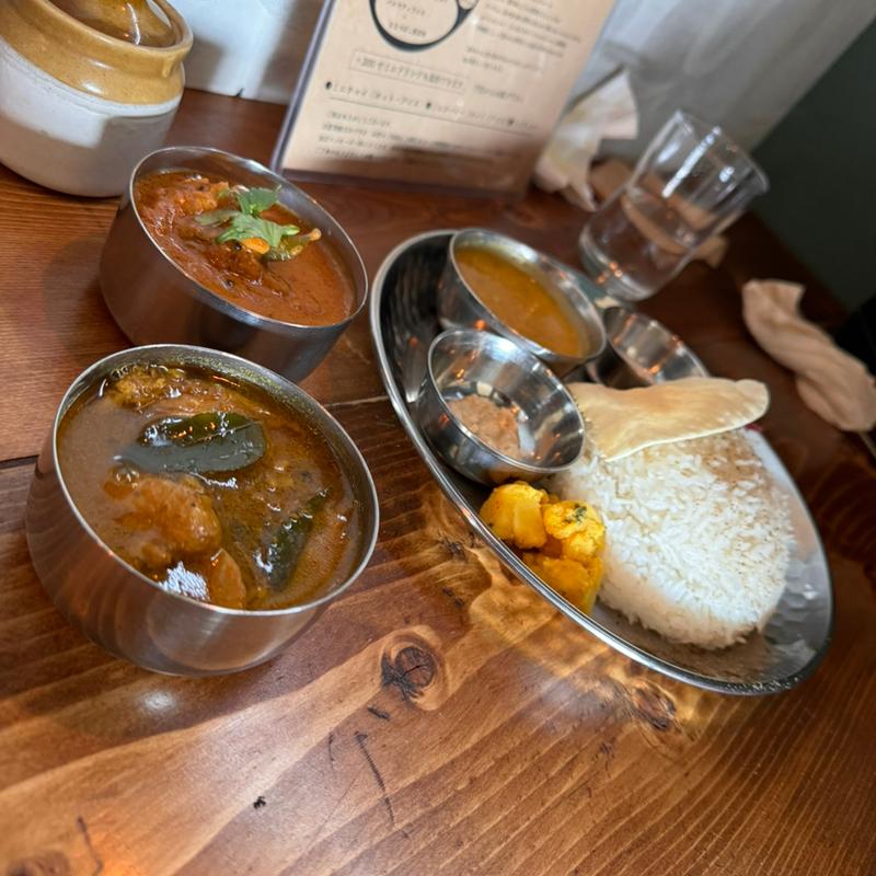 ケララ風チキンカレー＆ウップチキン2種(さんぼんぎ)