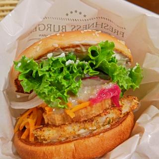 銀だらグリエのフレンチバーガー  彩り野菜とオリーブアンチョビソース(フレッシュネスバーガー山下)