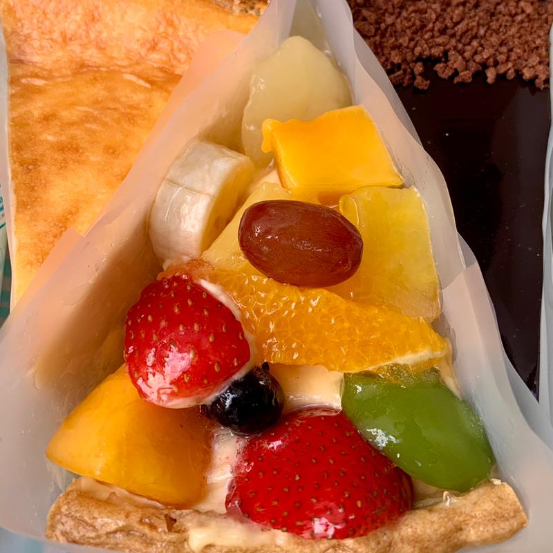 チョコレートクリーム　季節のフルーツタルト　秋バージョン　"ル　ガール"クリームチーズのタルト(キルフェボン 浜松)