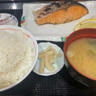 厚切り鮭定食(神保町 魚金 弐 すずらん通り店)